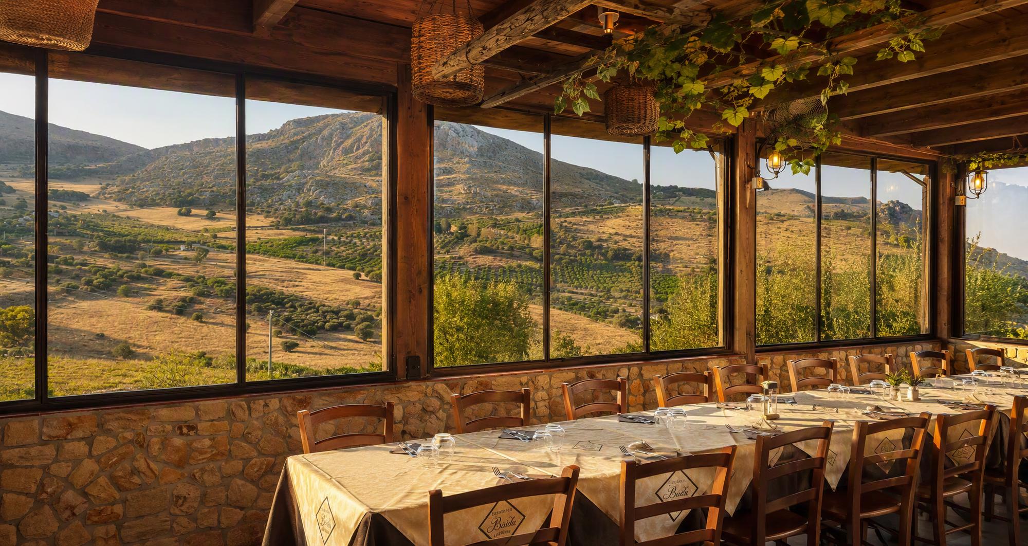 La sala in pietra di Baida con la valle dalle vetrate